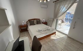 Dina'S Top-Floor Apartment